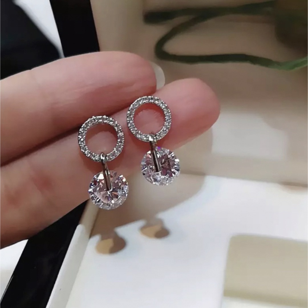 SWAROVSKI - 揺れるストーンピアス シルバー 韓国アクセサリーの通販