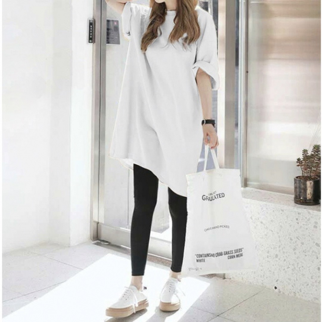 【新品・未使用】白　ロングTシャツ レディースのトップス(Tシャツ(半袖/袖なし))の商品写真