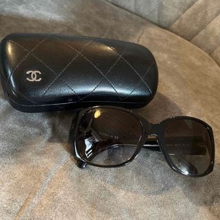 シャネル(CHANEL)の【美品】CHANEL サングラス　ブラック　オーロラロゴ　新品同様(サングラス/メガネ)