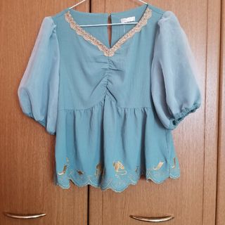 アクシーズファム(axes femme)の⭐アクシーズファム　ディズニー　アラジン　トップス　Mサイズ⭐(カットソー(半袖/袖なし))