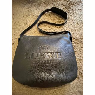 ロエベ(LOEWE)の美品　LOEWE ロエベ　レディースショルダーバッグ　黒　牛革　メンズバッグ　(ショルダーバッグ)