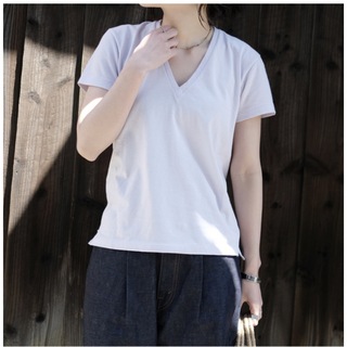 オーラリー(AURALEE)の(auralee) SEAMLESSV-NECKTEE -LIGHTPURPLE(Tシャツ/カットソー(半袖/袖なし))