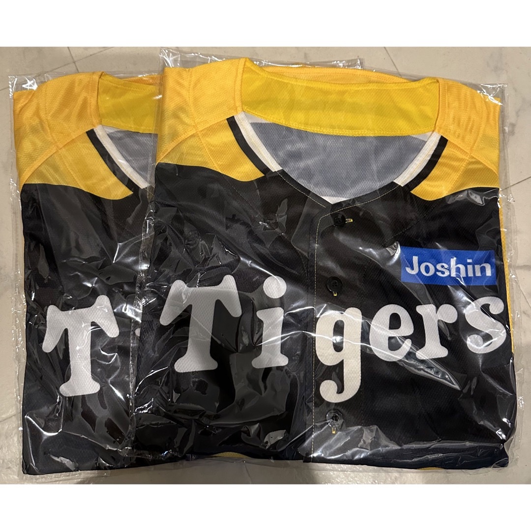 阪神タイガース　ユニフォーム　2枚セット スポーツ/アウトドアの野球(応援グッズ)の商品写真
