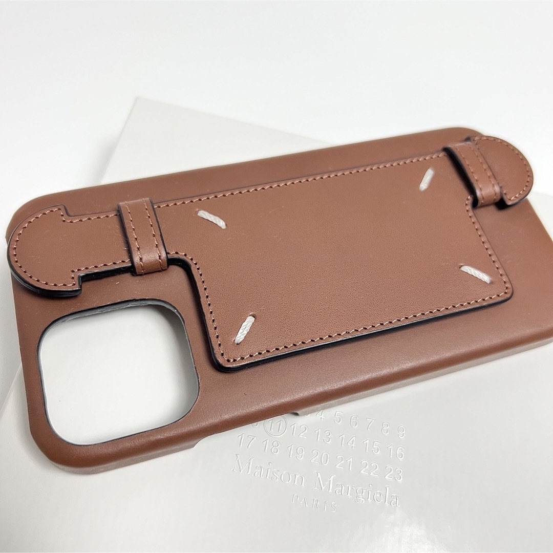 Maison Martin Margiela(マルタンマルジェラ)のメゾンマルジェラ アイフォン iphone 12 12pro ケース カバー 茶 スマホ/家電/カメラのスマホアクセサリー(iPhoneケース)の商品写真