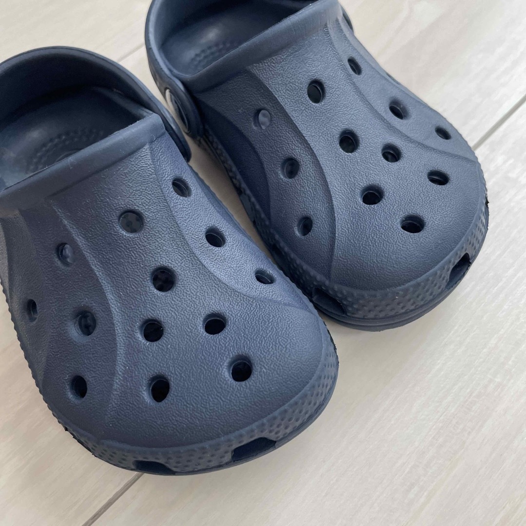 crocs(クロックス)のクロックス　キッズ　ネイビー キッズ/ベビー/マタニティのベビー靴/シューズ(~14cm)(サンダル)の商品写真