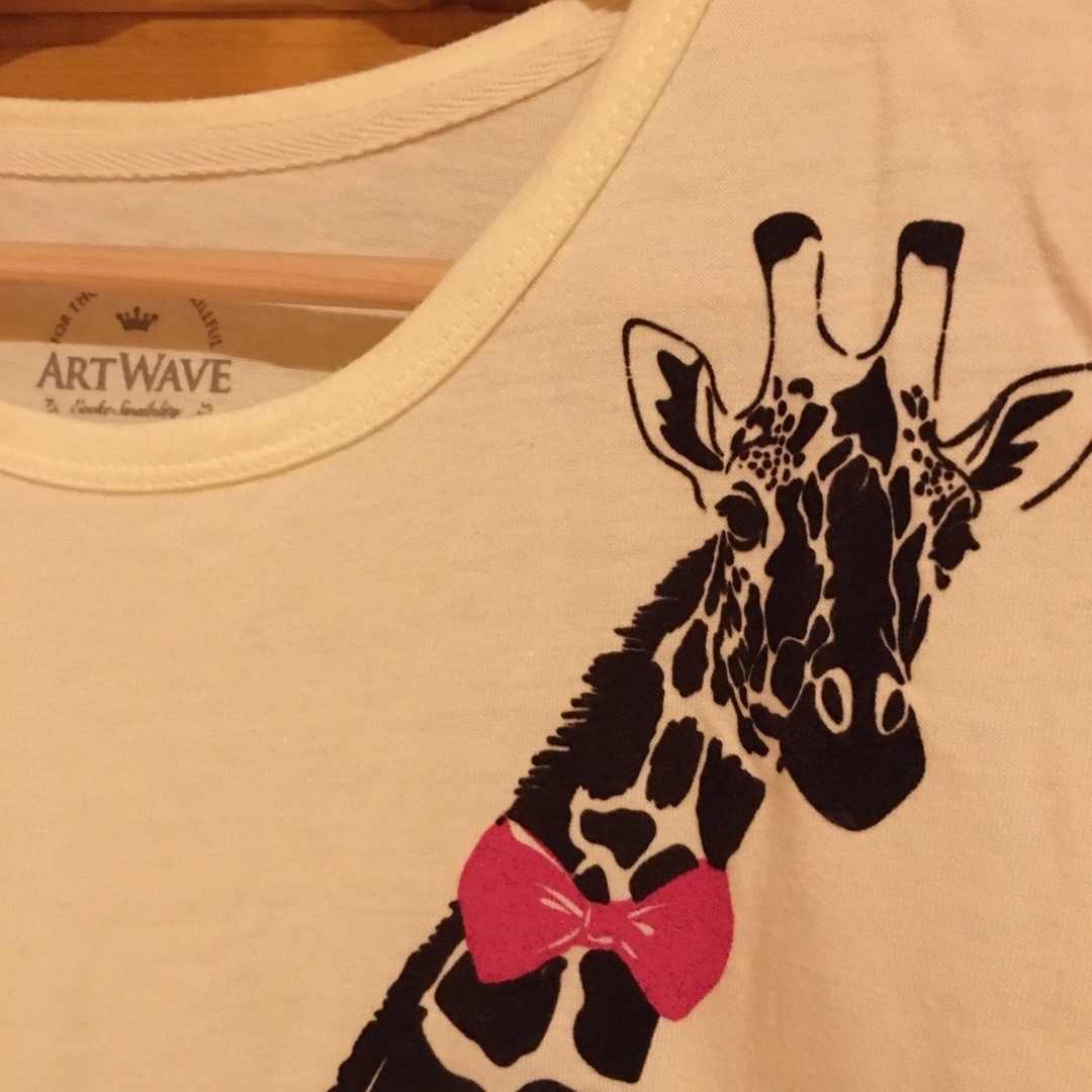 ●ART WAVE  フロッキー　キリン　Tシャツ 　薄いイエロー 　Mサイズ  レディースのトップス(Tシャツ(半袖/袖なし))の商品写真