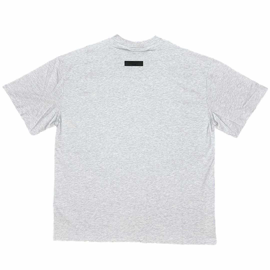 FEAR OF GOD(フィアオブゴッド)のFOG エッセンシャルズ 1977ロゴ 半袖 Tシャツ ライトグレー L メンズのトップス(Tシャツ/カットソー(半袖/袖なし))の商品写真