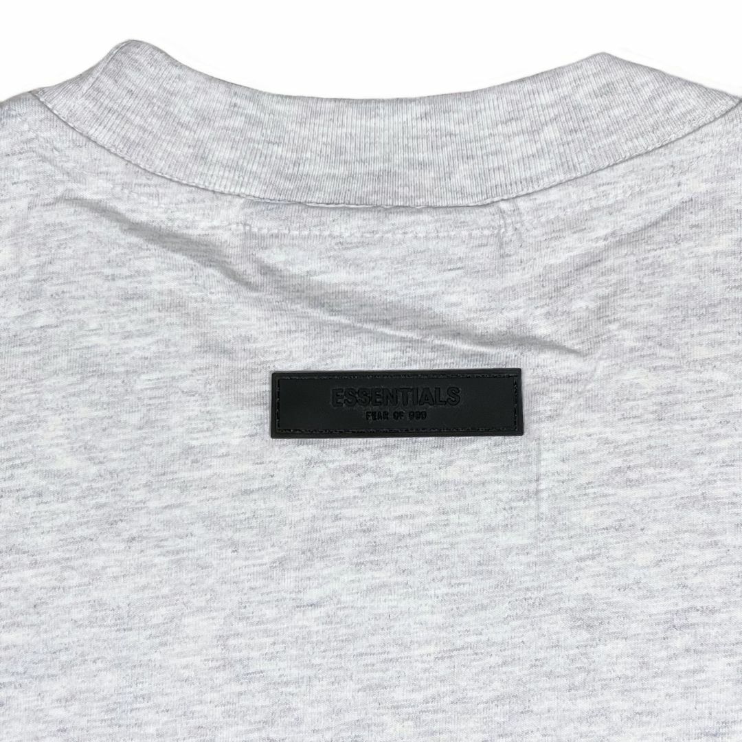 FEAR OF GOD(フィアオブゴッド)のFOG エッセンシャルズ 1977ロゴ 半袖 Tシャツ ライトグレー L メンズのトップス(Tシャツ/カットソー(半袖/袖なし))の商品写真