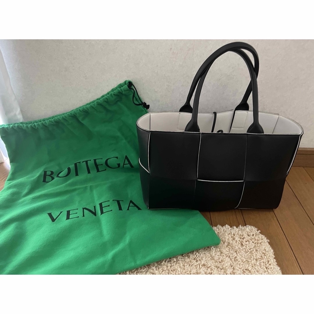 Bottega Veneta(ボッテガヴェネタ)のBOTTEGA VENETAボッテガ　スモールアルコトート　ブラック&ホワイト レディースのバッグ(トートバッグ)の商品写真