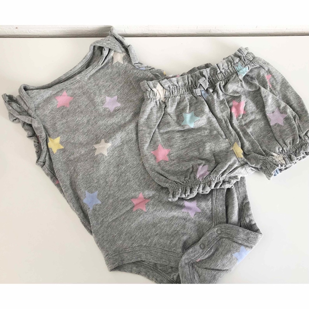 babyGAP(ベビーギャップ)のbabyGAP 星柄フリルロンパース＋ブルマセットスターグレー キッズ/ベビー/マタニティのベビー服(~85cm)(ロンパース)の商品写真