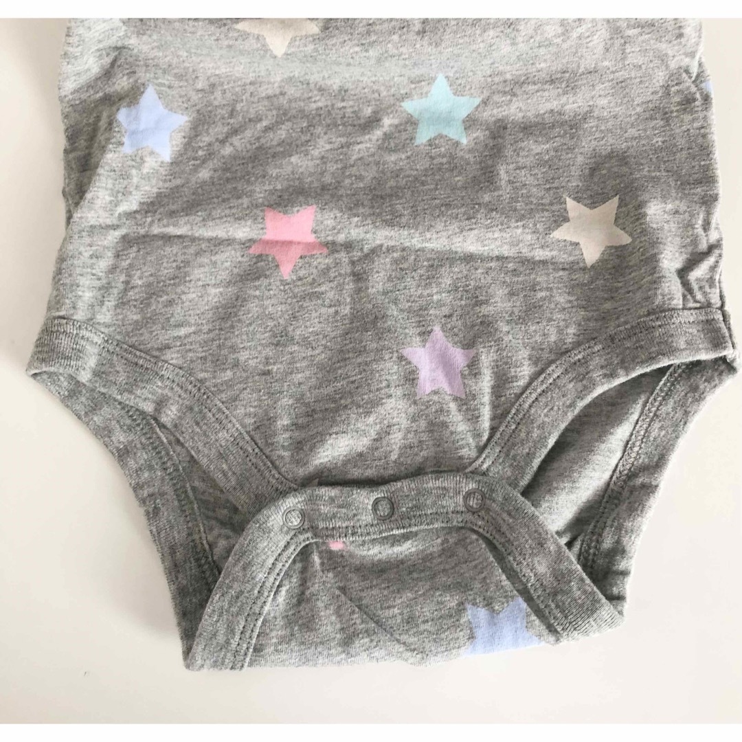 babyGAP(ベビーギャップ)のbabyGAP 星柄フリルロンパース＋ブルマセットスターグレー キッズ/ベビー/マタニティのベビー服(~85cm)(ロンパース)の商品写真