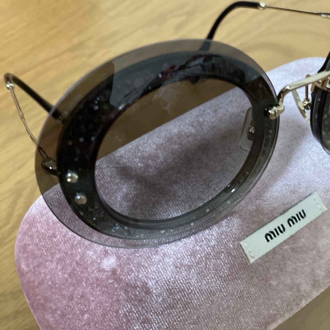 miumiu(ミュウミュウ)のmiumiuサングラス中古 レディースのファッション小物(サングラス/メガネ)の商品写真