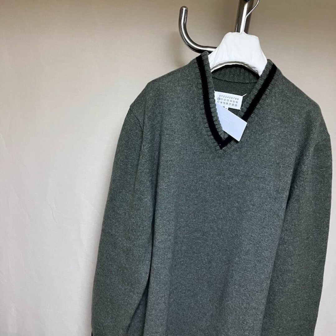 Maison Martin Margiela(マルタンマルジェラ)の新品 XL マルジェラ 21aw スクールセーター カーキ 4971 メンズのトップス(ニット/セーター)の商品写真