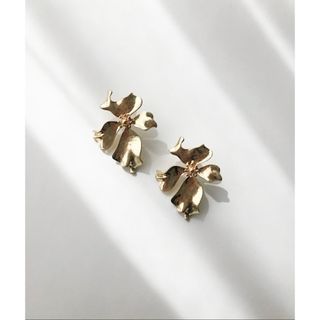 フラワーピアス　ゴールドピアス　(TIMELESS&THREE) 美品(ピアス)