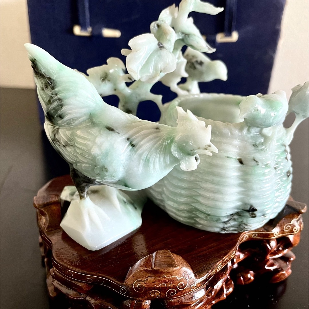 中国美術　翡翠彫刻　鶏の親子と籠　置物　台座付　箱有り美術品/アンティーク