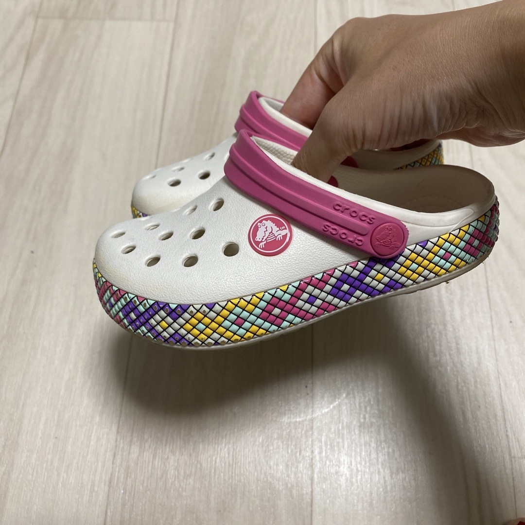 crocs(クロックス)のクロックス キッズ/ベビー/マタニティのキッズ靴/シューズ(15cm~)(サンダル)の商品写真