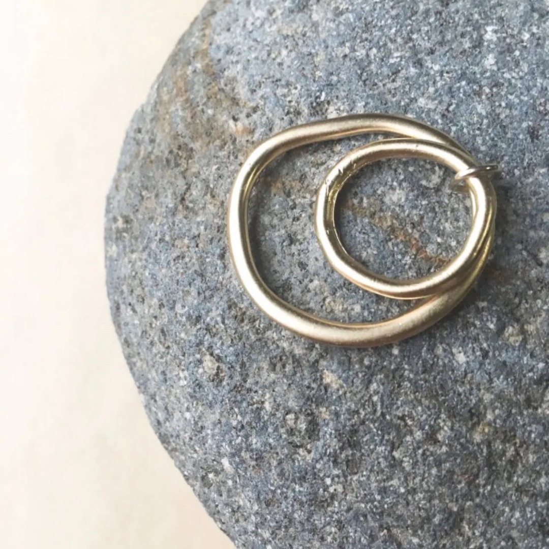 TOMORROWLAND(トゥモローランド)のハンドメイド リング ゴールド ツーフィンガー 変形 ダブル フープ 指輪 ハンドメイドのアクセサリー(リング)の商品写真