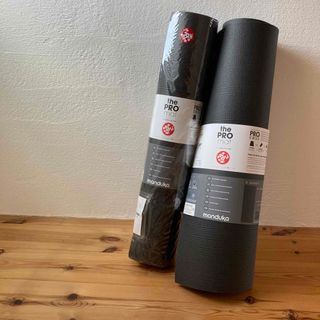 マンドゥカ(manduka)のミンミン様専用　マンドゥカブラックマット2枚とブルーノベルト1つ(ヨガ)