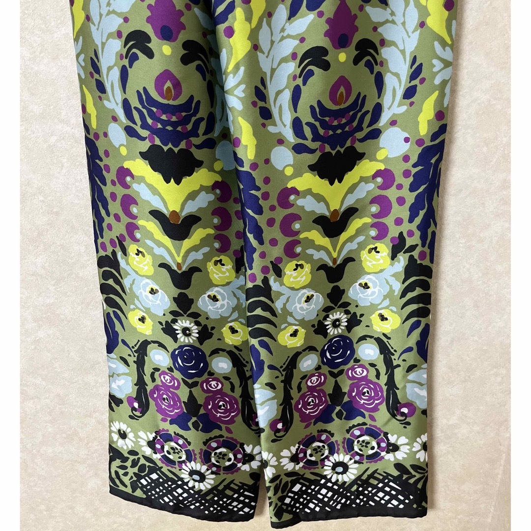 ZARA(ザラ)のZARA  スカーフ柄のようなパンツ　花柄　ワイドパンツ　Sサイズ レディースのパンツ(カジュアルパンツ)の商品写真