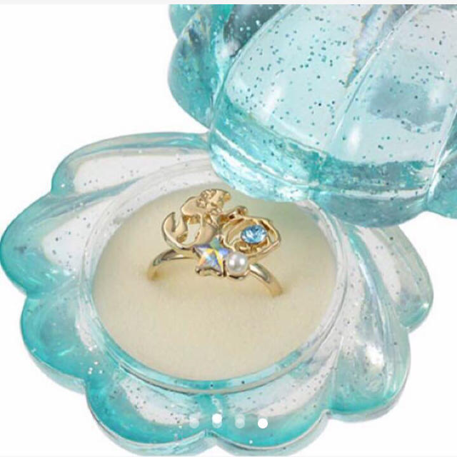 Disney(ディズニー)の新品未開封！ディズニー アリエル リング 指輪  キラキラ水色貝殻ケース付 レディースのアクセサリー(リング(指輪))の商品写真