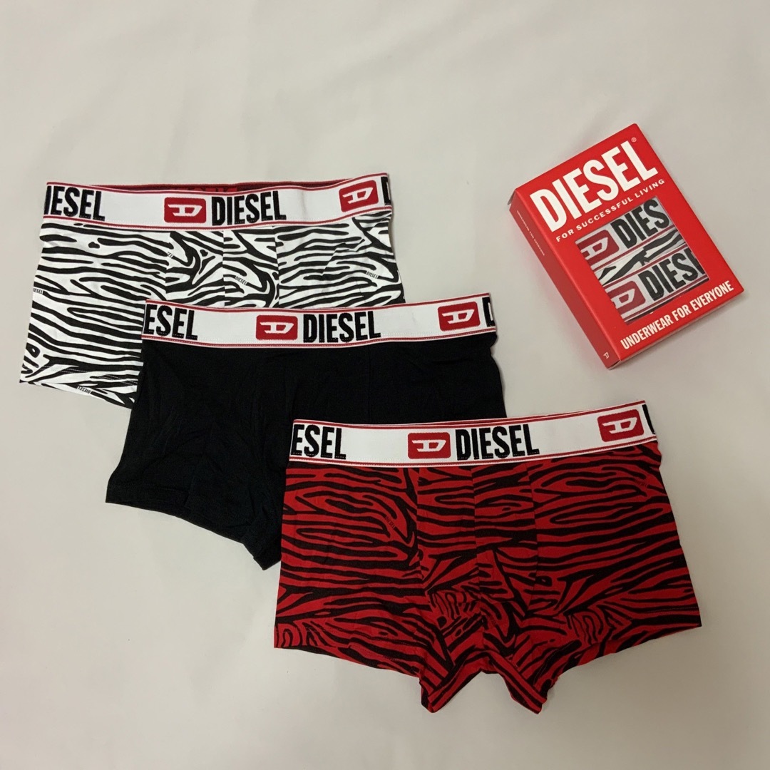 DIESEL(ディーゼル)のDIESEL　UMBX-DAMIENTHREEPACK　ホワイト/レッド　S メンズのアンダーウェア(ボクサーパンツ)の商品写真