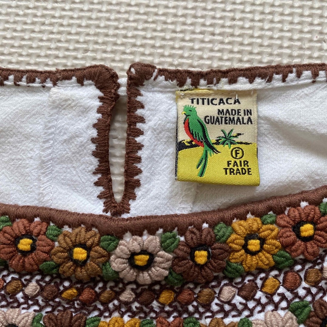 titicaca(チチカカ)のチチカカ、グァテマラお花刺繍ブラウス、ブラウン レディースのトップス(シャツ/ブラウス(長袖/七分))の商品写真