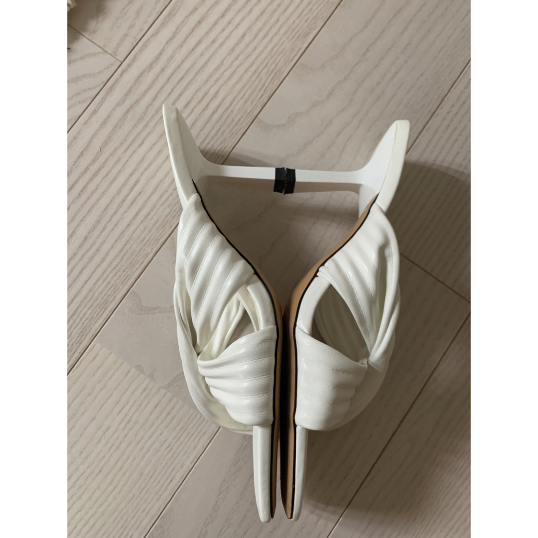 ZARA(ザラ)のZARA ホワイトサンダル37 未使用に近い美品 レディースの靴/シューズ(ミュール)の商品写真