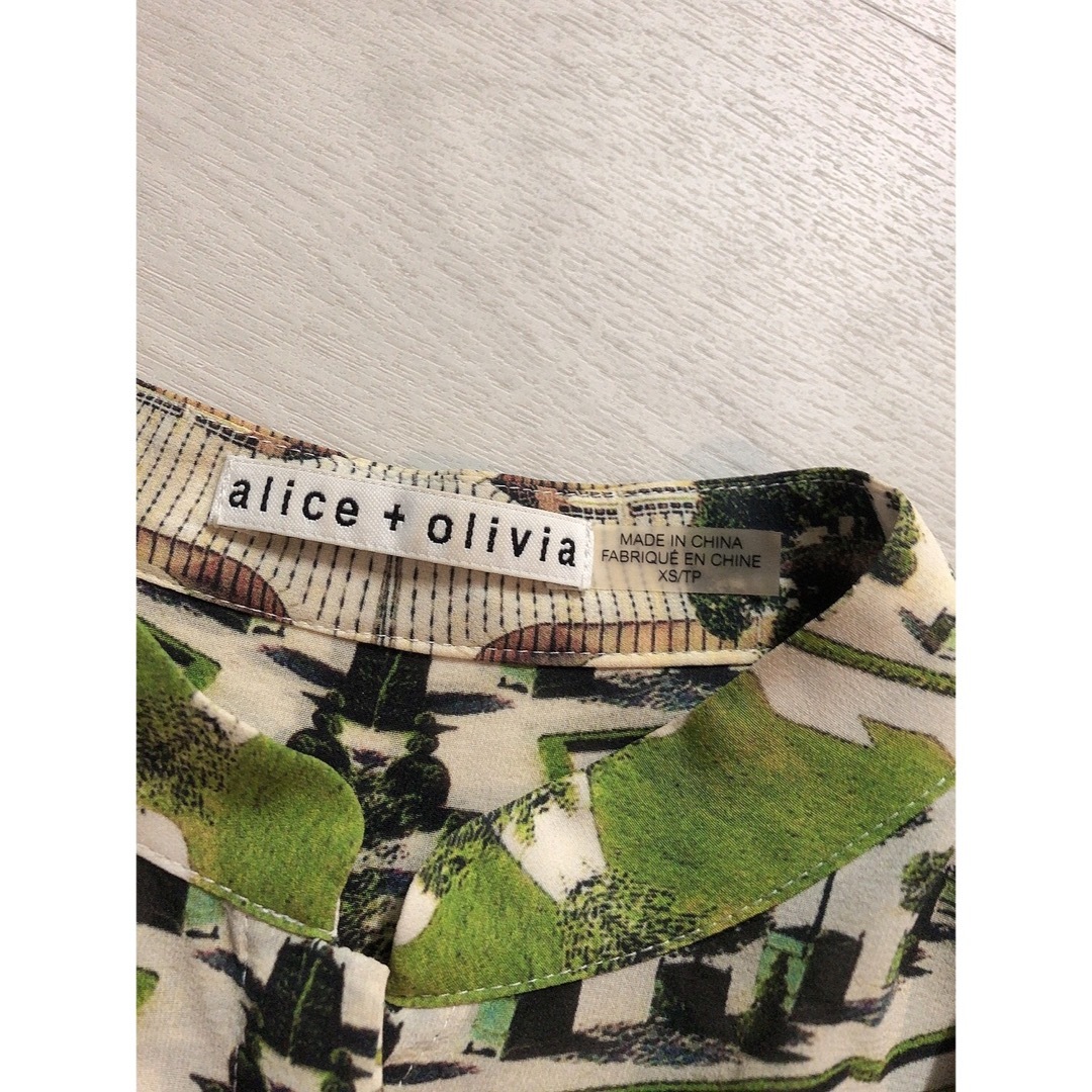 Alice+Olivia(アリスアンドオリビア)の【美品】Alice+Oliviaアリスオリビア　クールネックブラウス　XS レディースのトップス(シャツ/ブラウス(長袖/七分))の商品写真