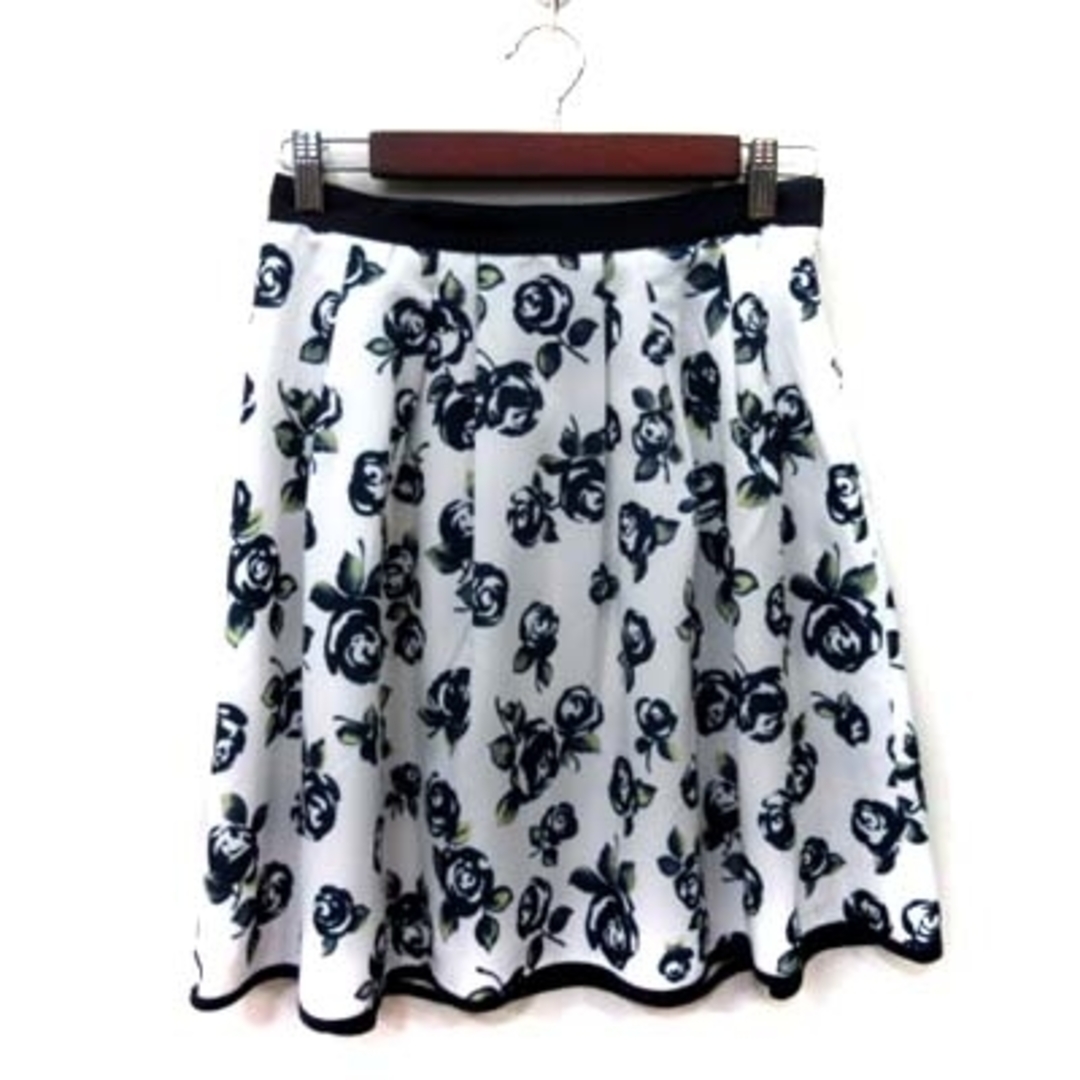 Apuweiser-riche(アプワイザーリッシェ)のアプワイザーリッシェ フレアスカート ギャザー ひざ丈 花柄 2 紺 白  レディースのスカート(ひざ丈スカート)の商品写真