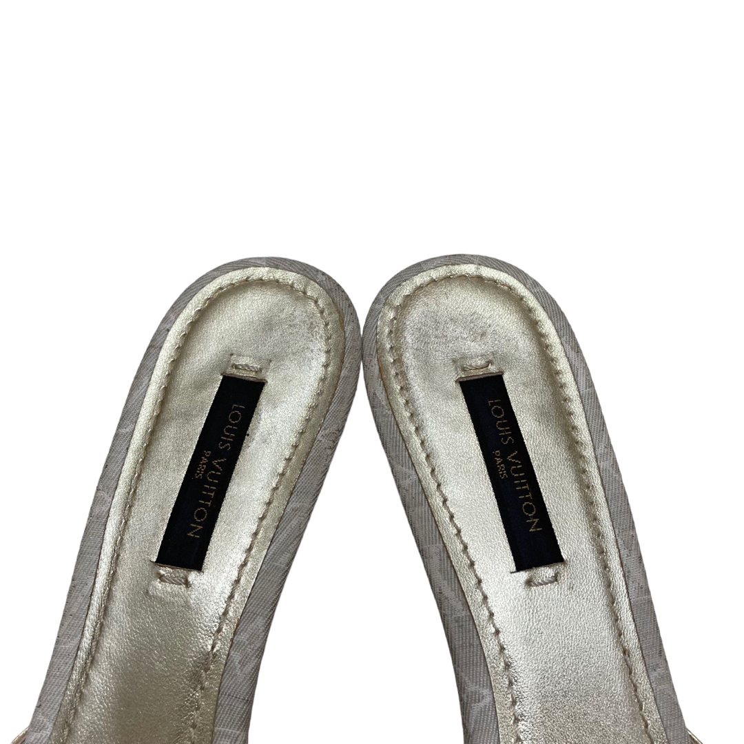 LOUIS VUITTON(ルイヴィトン)のルイ ヴィトン サンダル 38 約24cm オフホワイト ゴールドAK125 レディースの靴/シューズ(サンダル)の商品写真