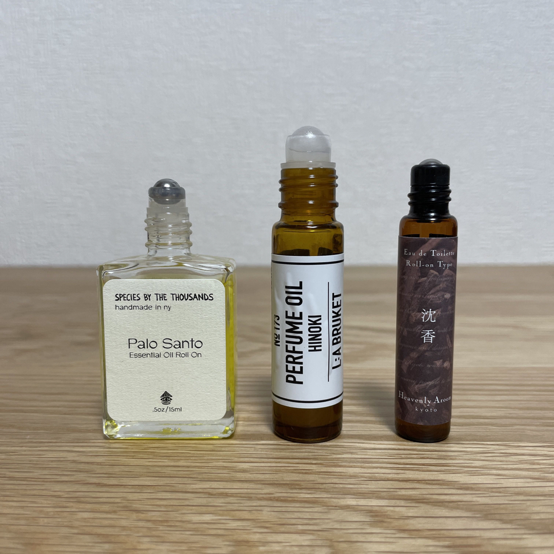 Cosme Kitchen(コスメキッチン)の人気のパロサント製品込み　ウッディ系ロールオン香水3本セット(ひのき/沈香) コスメ/美容の香水(香水(女性用))の商品写真