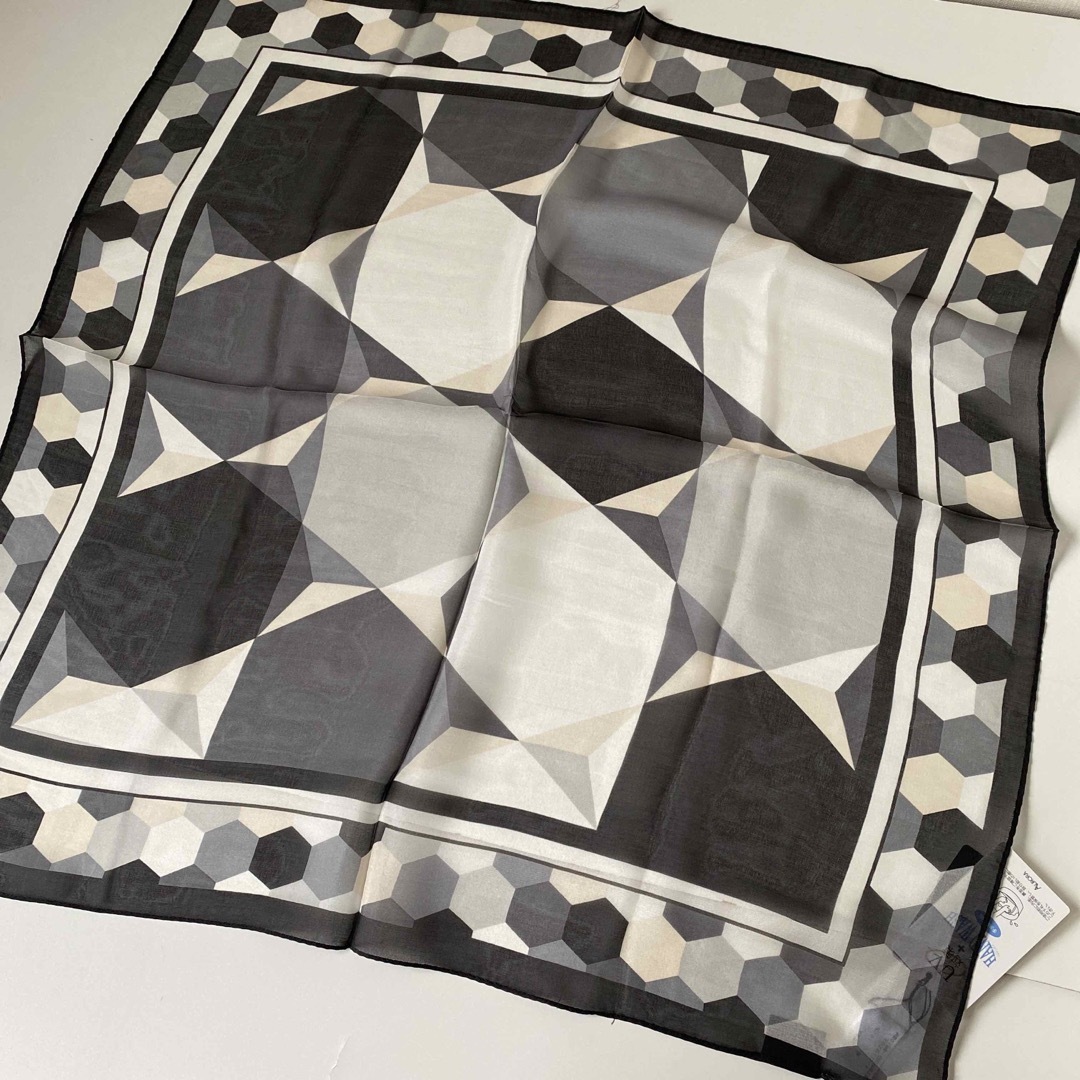 ICB(アイシービー)のICB スカーフ シルク UV対策 ブラック ベージュ 幾何学模様 レトロ風 レディースのファッション小物(バンダナ/スカーフ)の商品写真
