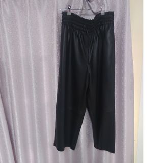 ザラ(ZARA)のZARA　フェイクレザー　ミディ丈パンツ(バギーパンツ)