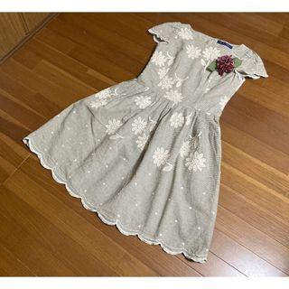 エムズグレイシー(M'S GRACY)のエムズグレイシー38ボーダーフラワー刺繍ワンピースベージュ麻混(ひざ丈ワンピース)