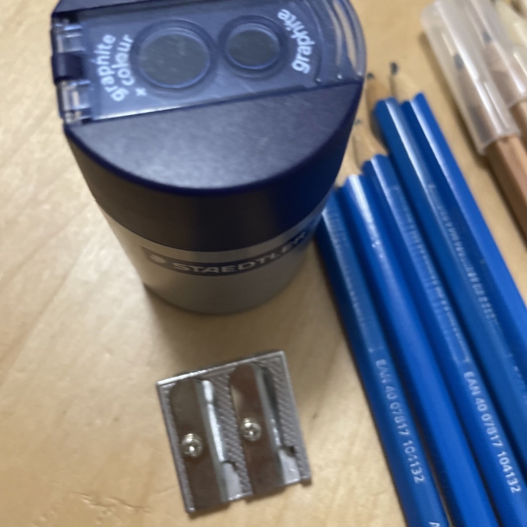 鉛筆と鉛筆けずりセット エンタメ/ホビーのアート用品(鉛筆)の商品写真