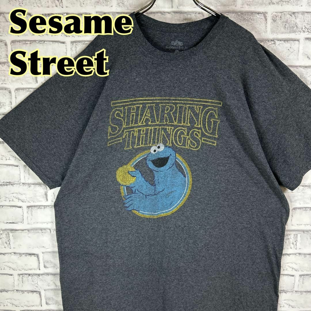 SESAME STREET(セサミストリート)のセサミストリート クッキーモンスターシェアリングシングス Tシャツ 半袖 輸入品 メンズのトップス(Tシャツ/カットソー(半袖/袖なし))の商品写真