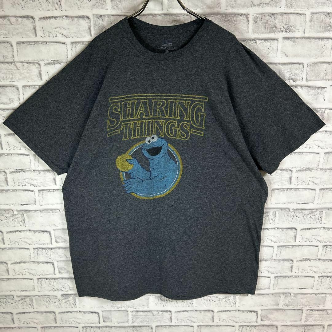 SESAME STREET(セサミストリート)のセサミストリート クッキーモンスターシェアリングシングス Tシャツ 半袖 輸入品 メンズのトップス(Tシャツ/カットソー(半袖/袖なし))の商品写真