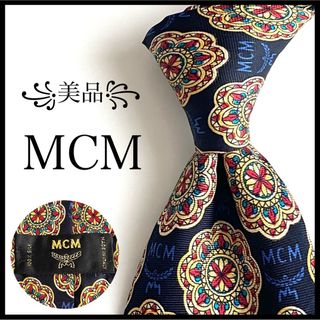 エムシーエム(MCM)の꧁美品꧂ エムシーエム ネクタイ 幾何学パターン柄 ロゴ総柄 ネイビー イエロー(ネクタイ)