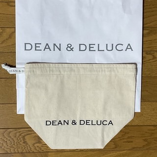 ディーンアンドデルーカ(DEAN & DELUCA)のDEAN&DELUCA ロゴ入りGIFTバッグをリメイクした巾着型ポーチ1点(ノベルティグッズ)