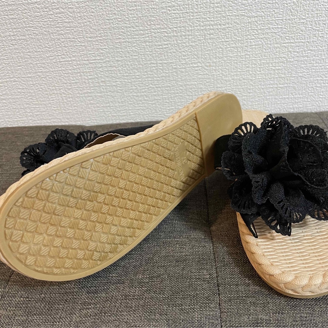 黒　23.5 フラワーサンダル　ペタンコサンダル　ビーチサンダル　楽チン レディースの靴/シューズ(サンダル)の商品写真