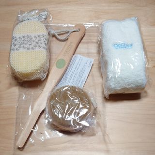 ロクシタン(L'OCCITANE)のロクシタン　AMANDEボディケアブラシ+ボディスポンジ+ふわもこルームソックス(バスグッズ)