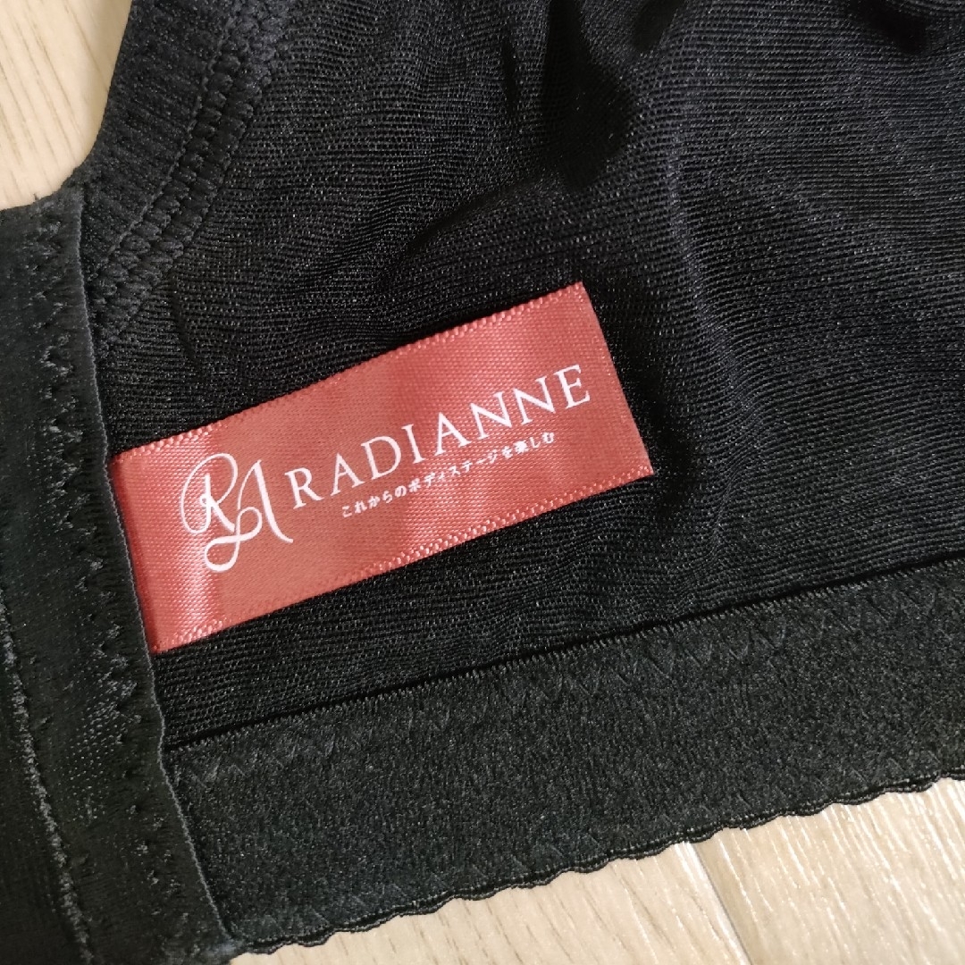 Radianne（R）(ラディアンヌ)のラディアンヌ　脇肉カップインすっぴんブラ　ブラック　32/70A レディースの下着/アンダーウェア(ブラ)の商品写真