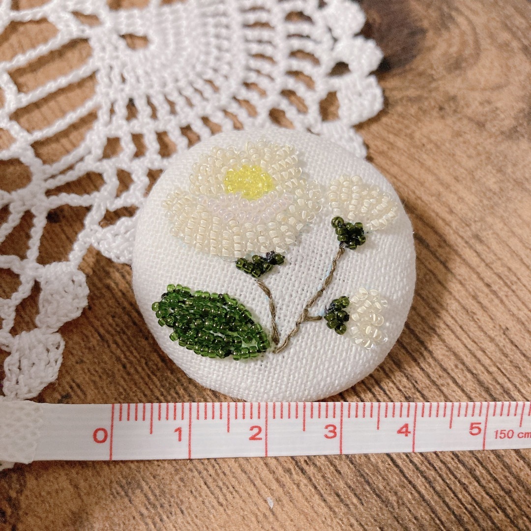 81 刺繍ブローチ　ビーズブローチ　花　ハンドメイド