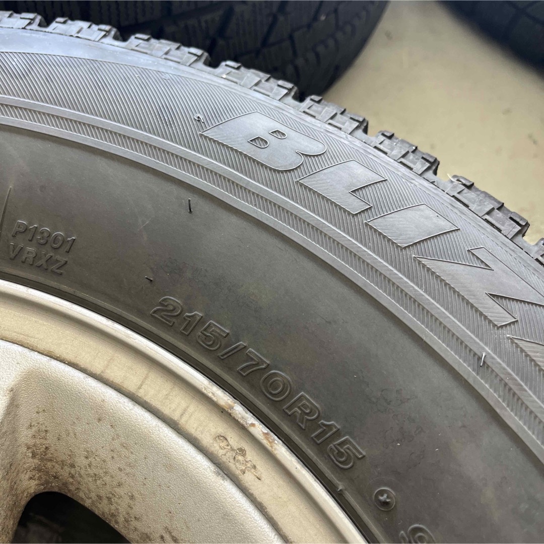 トヨタハイエーススタッドレスタイヤトヨタ純正ホイル付215/70R15