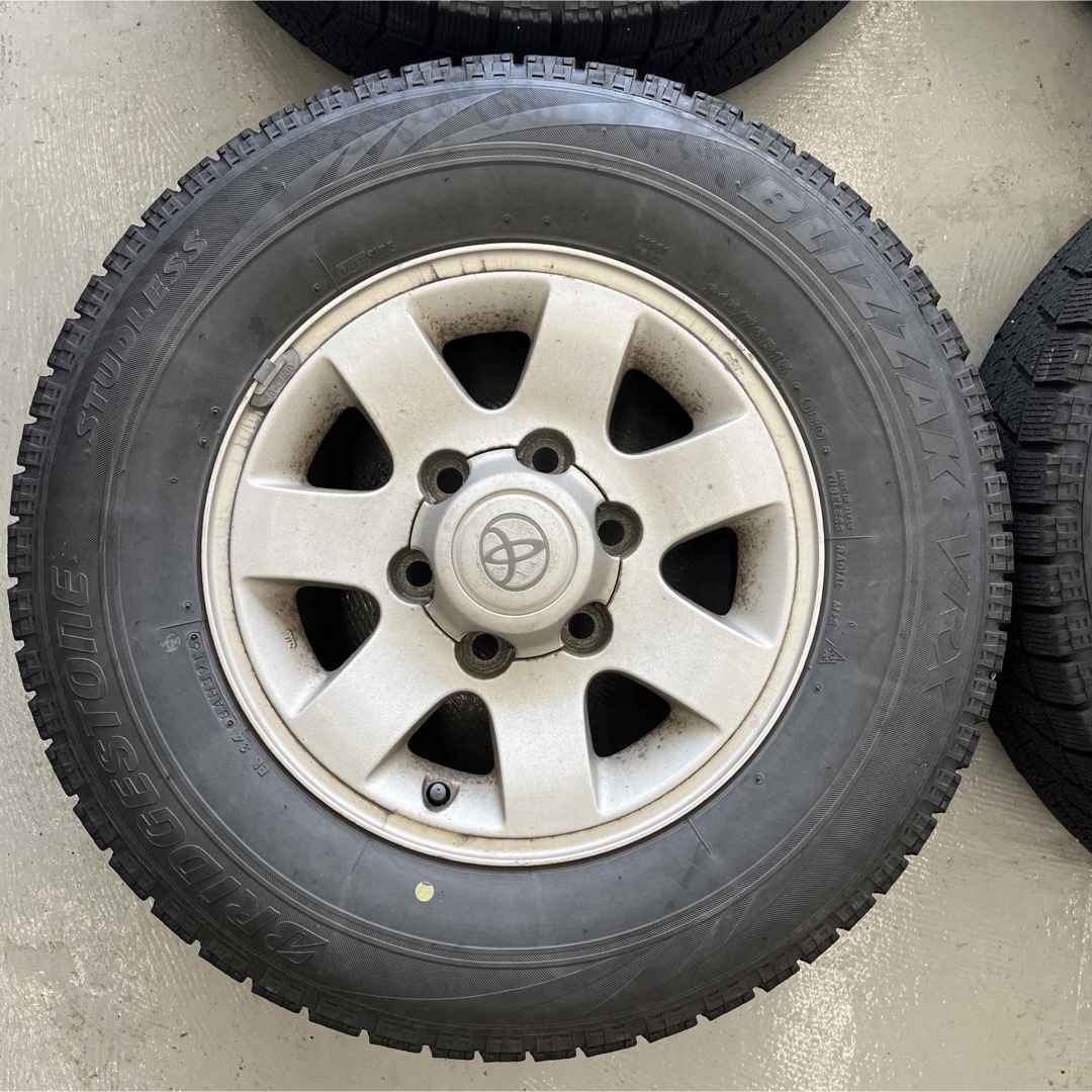 トヨタハイエーススタッドレスタイヤトヨタ純正ホイル付215/70R15