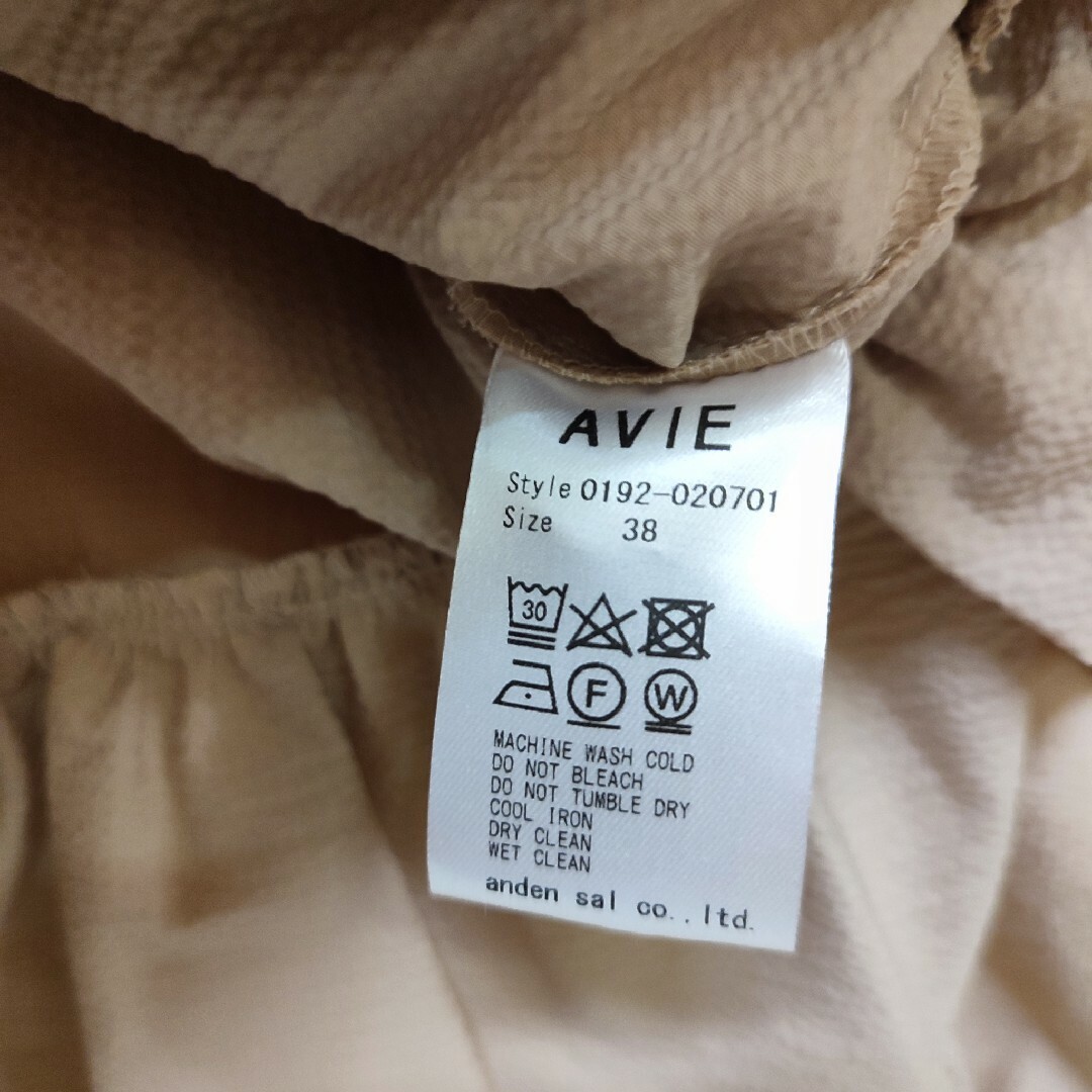 avie(アビィ)の新品✨AVIE アビィ シアサッカー フリルブラウス 38 M ベージュ レディースのトップス(シャツ/ブラウス(半袖/袖なし))の商品写真