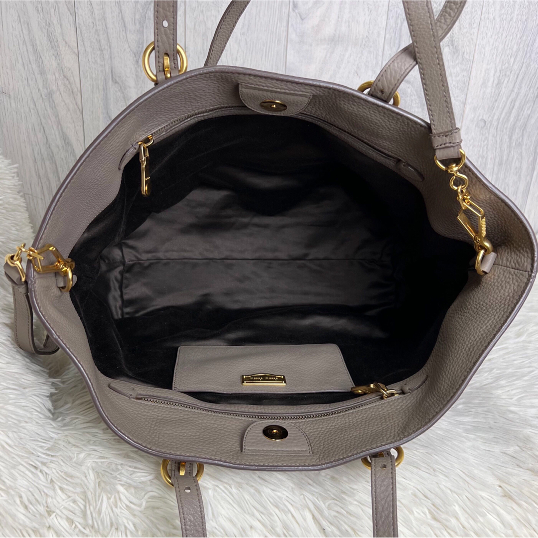 miumiu(ミュウミュウ)の極美品♡A4可♡グレージュ♡ミュウミュウ 2way ショルダー トートバッグ レディースのバッグ(トートバッグ)の商品写真