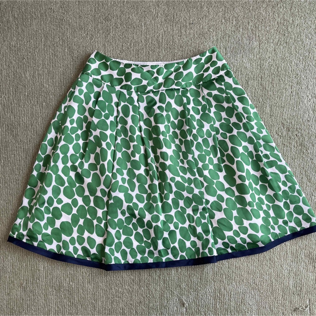 NATURAL BEAUTY BASIC(ナチュラルビューティーベーシック)のコーデのポイントになる明るいグリーンのAラインスカート レディースのスカート(ひざ丈スカート)の商品写真