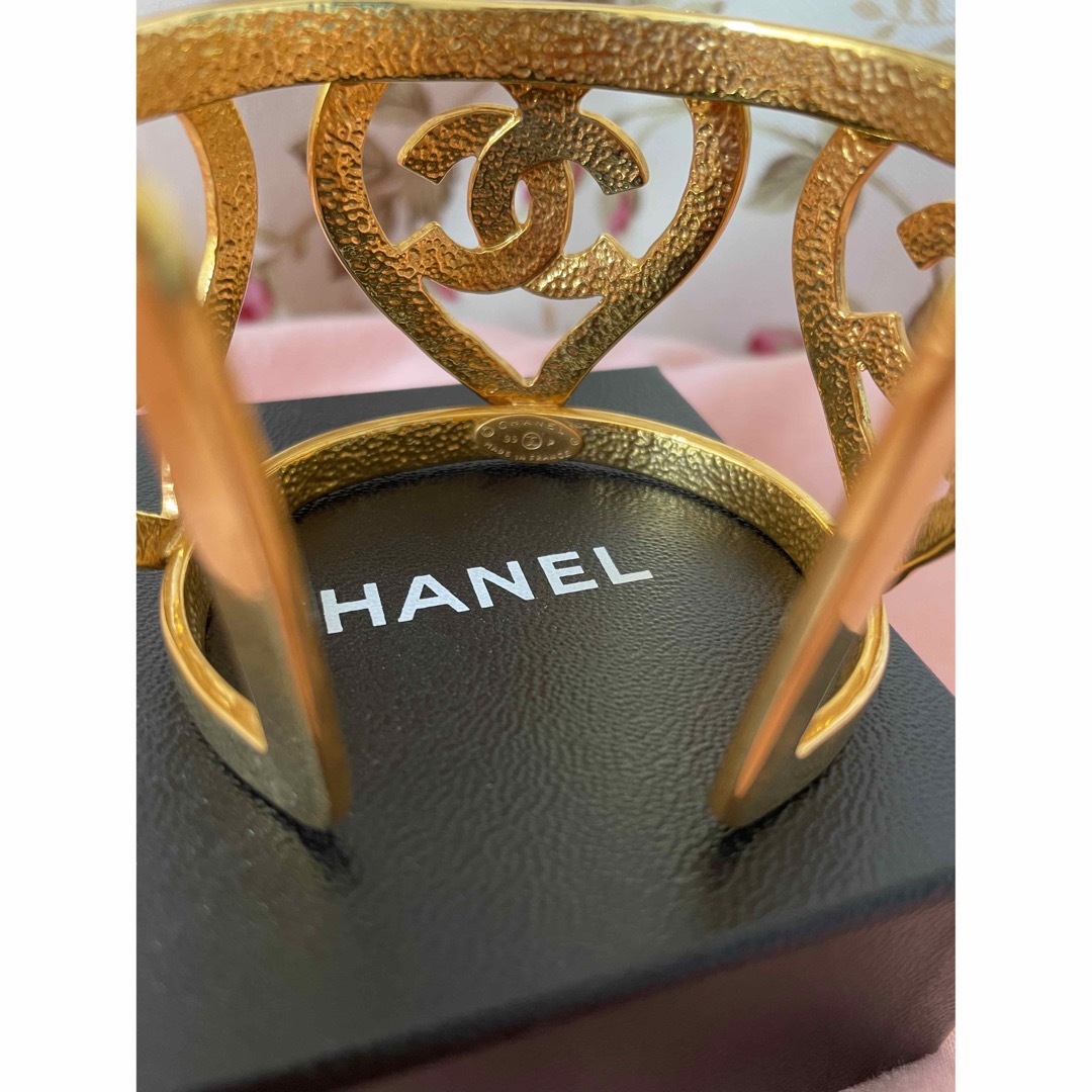 CHANEL(シャネル)の♡CHANEL♡シャネル♡バングル♡ハート♡ヴィンテージ レディースのアクセサリー(ブレスレット/バングル)の商品写真