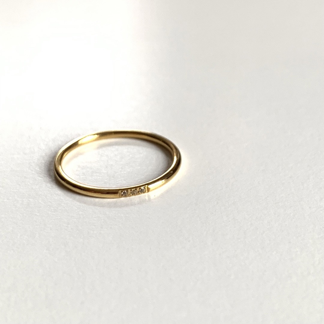 ステンレス　czダイヤ 3粒タイプ　シンプルリング　ゴールド レディースのアクセサリー(リング(指輪))の商品写真